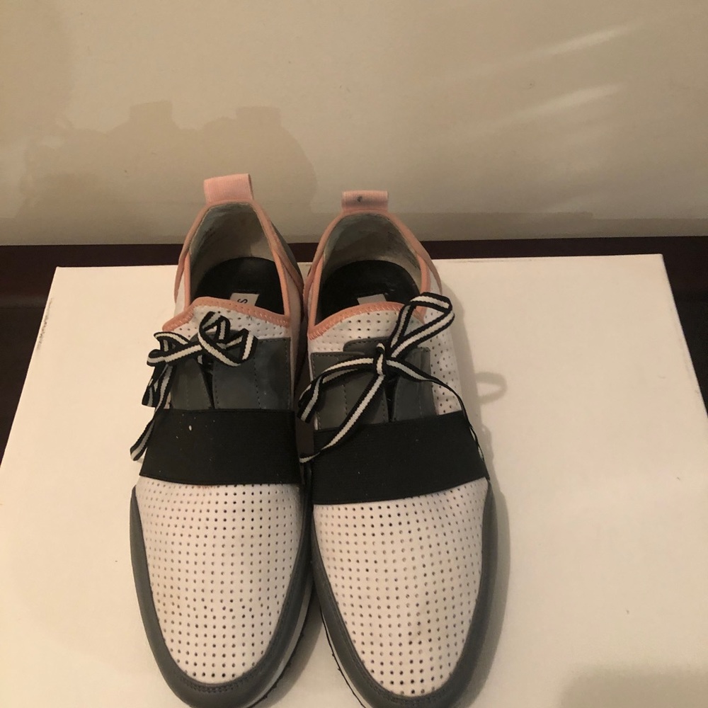 STEVE MADDEN ANTICS Multicolor Black, Gray & Pink Sneaker. Size 9M